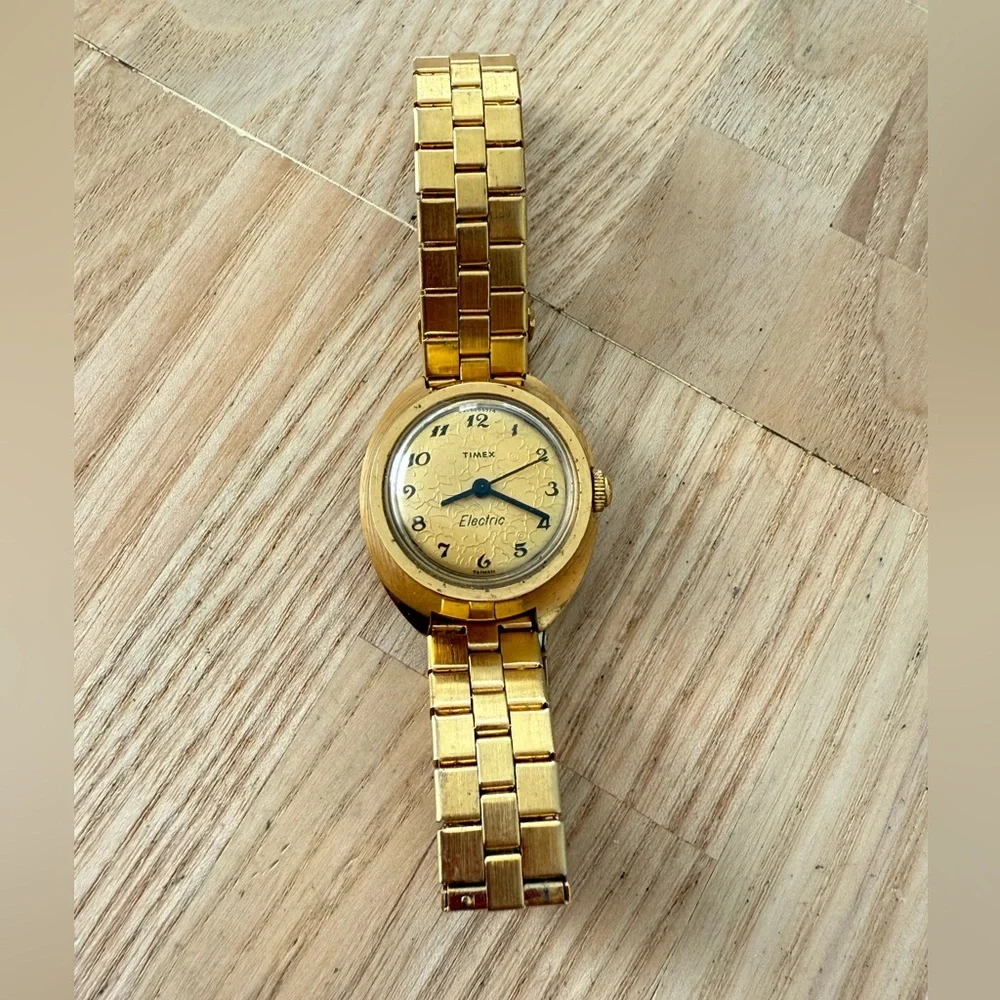 Vintage Timex electric ladies gold tone watch NEW BATTERY